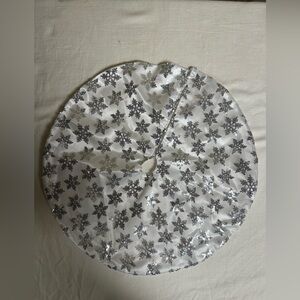 Mini snowflake tree skirt
